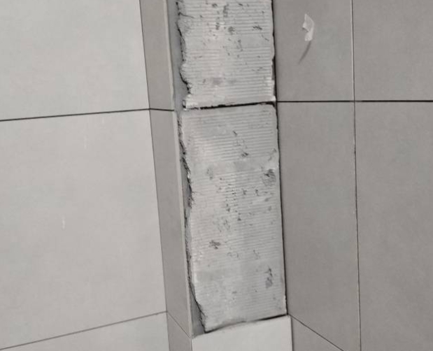 长垣瓷砖空鼓维修公司分享下瓷砖施工前基层浇水润湿程度不足，可能导致以下问题